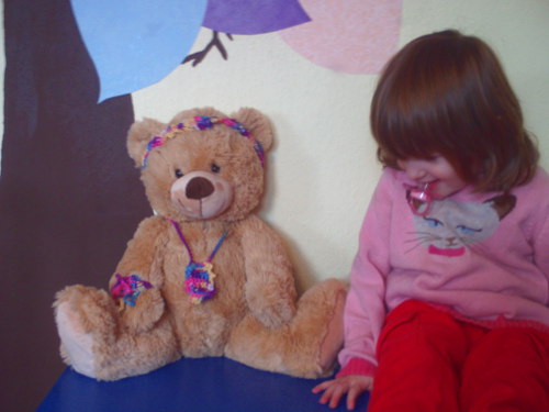 Kleines Mädchen mit großem Teddy-Bär